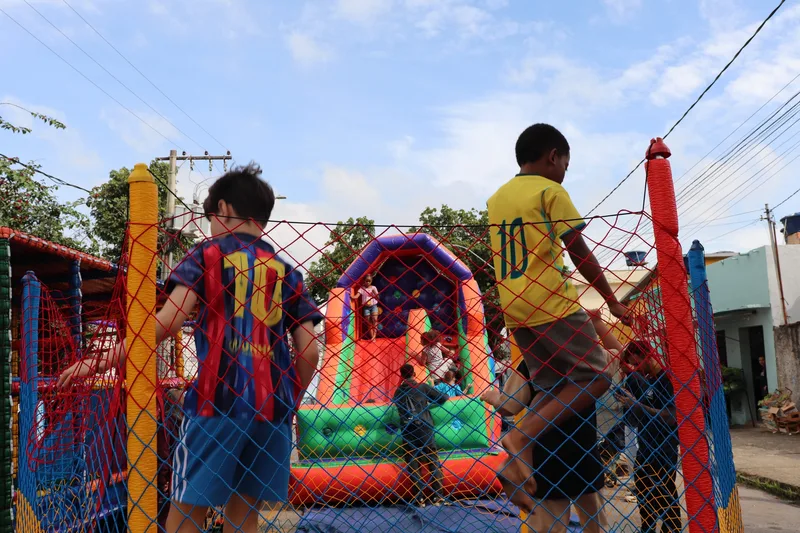 Crianças brincando no espaço de convivência do festival